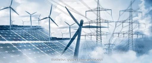 Eine Collage zeigt blaugraue Elemente von Solarmodulen schräg links vorn, Windenergieanlagen links im Hintergrund und Strommasten rechts vor weißem Hintergrund. In der Bildmitte ist eine Windkraftanlage mit Rotorblättern und Gondel dunkler gefärbt im Vordergrund.