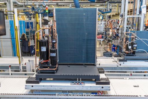 Halbfertige Wärmepumpe auf einem Fließband bei Stiebel Eltron in Holzminden.