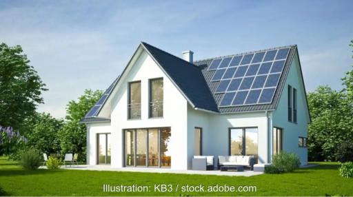 Die Illustration zeigt ein modernes, weißes Einfamilienhaus im Grünen mit Rasen vor der Terrasse, links ein Sitzplatz, rechts Loungemöbeln, und Bäumen sowie Sträuchern dahinter, auf dem dunkelgrauen Dach eine PV-Anlage.