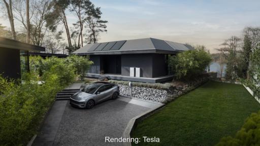 Auf dem Foto ist ein graues Einfamilienhaus mit PV-Anlage und zwei neuen, hellgrauen Tesla-Powerwall-3P zu sehen, davor, in der Zufahrt, ein grauer Tesla mit Wallbox. Das Haus ist umringt von Rasen, Bäumen und Sträuchern, im Hintergrund ein See durchs Grün und ein leicht diffuser Morgenhimmel.