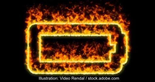 Batterieumrisse mit Flammen als Symbol für die Brandgefahr bei der Hochvoltbatterie von E-Auto, aktuell gibt es einen Rückruf bei Cupra