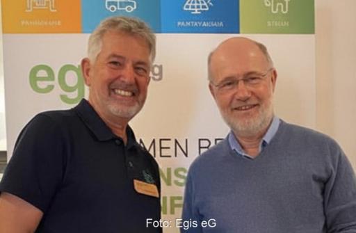 Franz Galler von der Bürgerenergie-Genossenschaft Egis eG mit dem neuen Mitglied Harald Lesch.