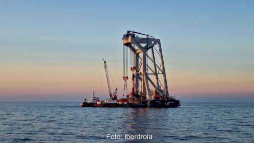 Kranartiges Gerüst auf dem Meer bei Sonnenuntergang - Fundamente setzen im Offshore Windpark Baltic Eagle