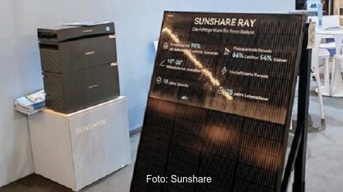 Batterie und Solarmodul auf einer Messe ausgestellt: Das neue Balkonkraftwerk mit Batteriespeicher von Sunshare.