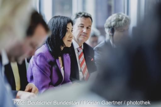 Im Mittelpunkt des Bildes zwei Personen: Katherina Reiche und Christian Freiherr von Stetten. Die Energiepolitiker:innen der Koalition befassen sich derzeit mit der EEG-Novelle 2027.