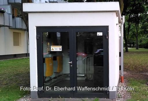 Ein Häuschen auf dem Gelände eines Wohnquartiers mit Komponenten für die gemeinschaftliche Gebäudeversorgung mit einem Quartierspeicher.