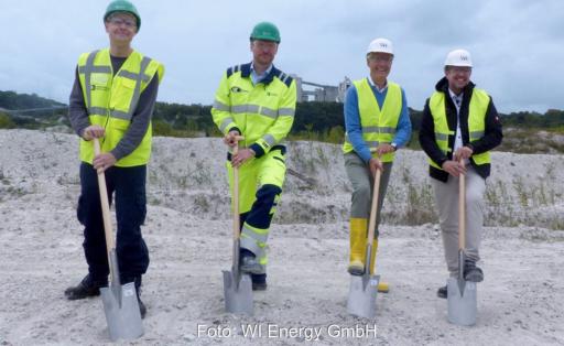 Symbolischer Spatenstich mit Offiziellen für die Photovoltaik-Anlage im Steinbruch Hannover von Heidelberg Materials.