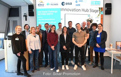 Menschen aufgereiht vor Leinwand, bei der EES Island Challenge entwickeln zwei Teams Konzepte für die Versorgung von Mond-Missionen autark mit Strom auf Basis von Photovoltaik.