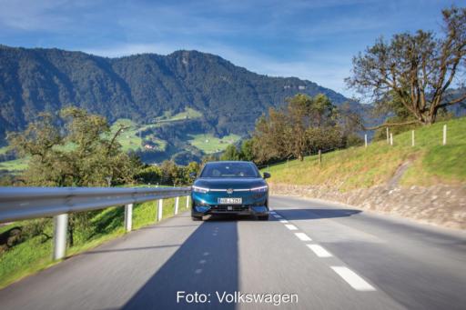 Ein Volkswagen VW ID7 frontal auf einer Bergstraße