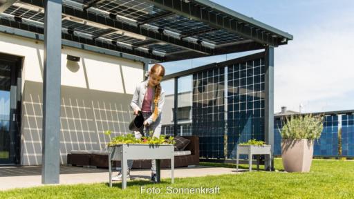 Ein Mädchen unter einer Solarüberdachung, der Photovoltaik-Zubau in Österreich ist gesunken.