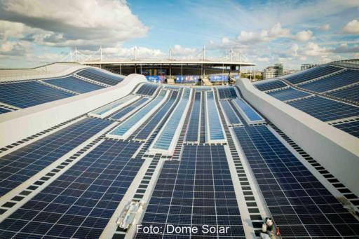 PV-Modul-Dach in der Nähe eines Stadions.