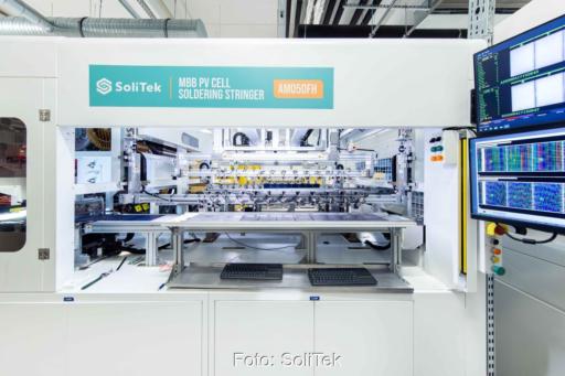 Ein Stringer mit Aufschrift SoliTek fertigt Solarmodule in einer Fabrik