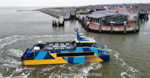 Die E-Fähre steuert den Hafen an, in einem V2G-Projekt erforscht die Hochschule Osnabrück das bidirektionale Laden von E-Autos für E-Fähren.
