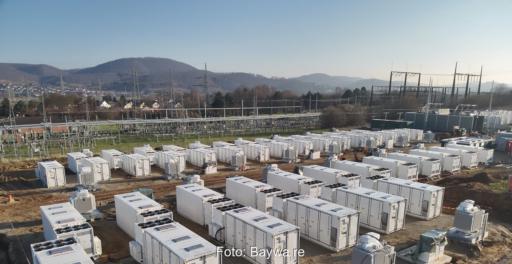 Container vor Hügellandschaft: Der Batterie-Großspeicher Alfeld, Baywa re übernimmt die Betriebsführung.