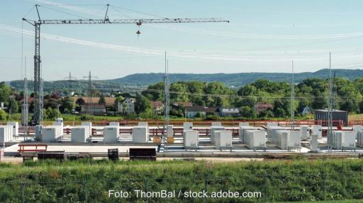 Eine Großspeicher-Baustelle, Lion Smart und Leapenergy geben Leistungsgarantien für Batteriespeicher.