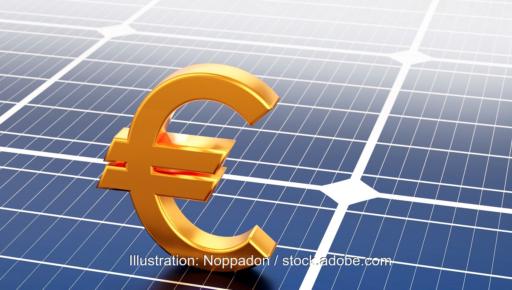 Ein goldenes Eurozeichen auf Photovoltaik-Modulen, die EEG Photovoltaik-Ausschreibung für Solaranlagen des ersten Segments im März 2026 war klar überzeichnet.