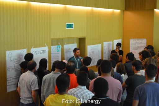 Menschen vor handgeschriebenen Postern, die Sommeruniversität ISUenergy 2026 vermittelt Wissen zur Energiewende.