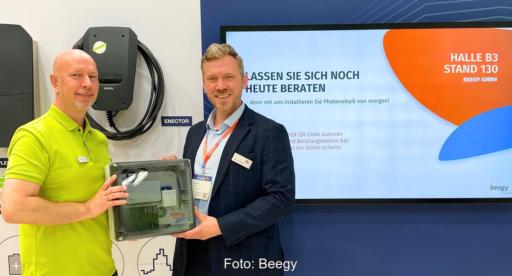 Zwei Männer an einem Messestand, Beegy und Kostal zeigen auf der Intersolar 2026 ihre Pläne bezüglich bidirektionales Laden.