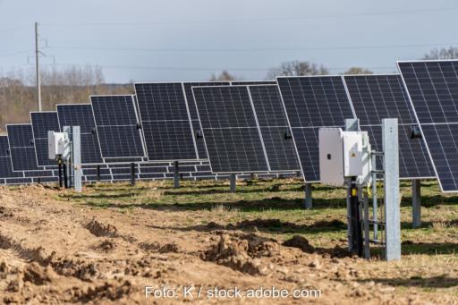 Eine Freiflächenanlage mit Photovoltaikmodulen und zwei Wechselrichtern.