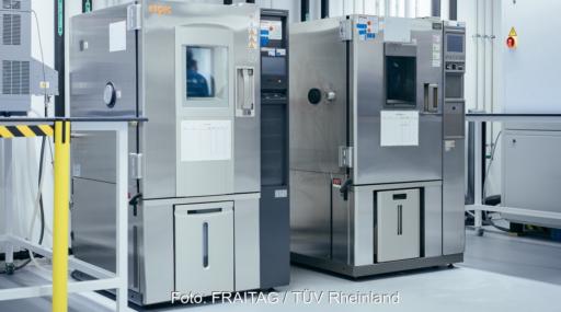 Im Prüflabor Power Test Center Cologne testen Fachleute vom TÜV Rheinland große Batteriespeichersysteme und Komponenten von Photovoltaik-Wechselrichtern.