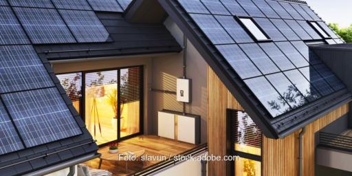 Haus mit großer Photovoltaik-Anlage und Batteriespeicher auf den Balkon, die Lebensdauer steigt, wenn der Stromspeicher erst abends vollgeladen ist.