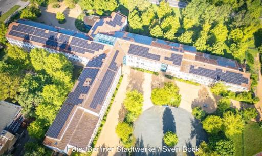 Luftaufnahme der Rudolf-Virchow-Oberschule in Marzahn mit der Photovoltaik-Anlage der Berliner Stadtwerke.