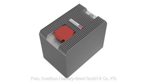 Das Foto zeigt das Produkt Snettbox als eine mittelgraue Box mit rotem Anschluss vor weißen Hintergrund.