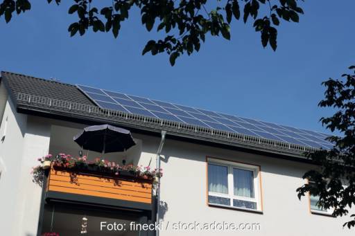 Das Dach eines Mehrparteienhauses, bedeckt mit Photovoltaikmodulen. Ein mögliches Beispiel für ein Mieterstrom-Projekt