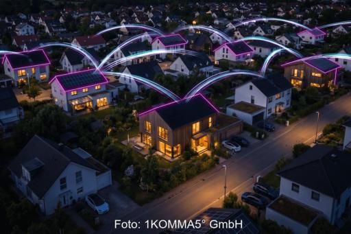 Das Bild zeigt eine Siedlung mit Einfamilienhäusern bei Nach, teilweise mit warm-gelber Beleuchtung und pink leuchtenden Dachkanten, die über weiße Lichtbögen über den Dächern miteinander verbunden sind.