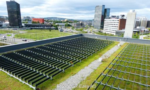 Ein Flachdach eines großen Gebäudes, das mit einer der vertikalen Photovoltaik-Anlagen von Over Easy Solar ausgestattet ist.