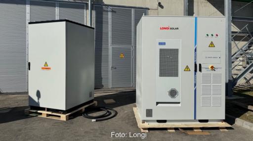 Im Bild zwei graue Container, das ist die erste deutsche Batteriespeicher-Installation von Longi in Stralsund.