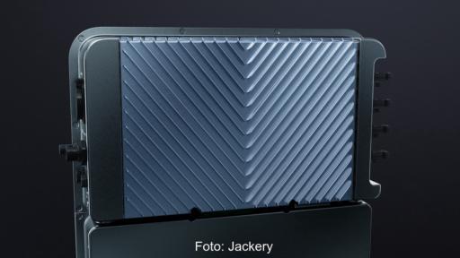 Metallrippen in V-Form auf einem Gehäuse, die V-förmige Luftführung soll den Solarvault-3-Batteriespeicher für Balkonkraftwerke und bestehende Photovoltaik-Anlagen von Jackery effizient kühlen.