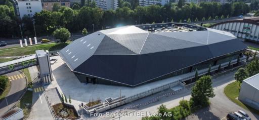 Die Umweltarena Spreitenbach mit futuristischem Solardach, ein neues Vergütungsmodell für Photovoltaik in der Schweiz ab 2027 soll sich am Marktpreis orientieren.