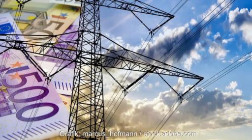 Strommast und Geldscheine, die Bundesnetzagentur plant eine Reform der Netzentgelte.