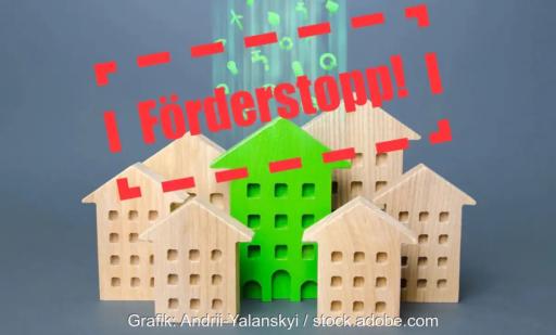 Miniaturhäuser aus Holz mit der Aufschrift Förderstopp, das Bundesministeriums für Wohnen, Stadtentwicklung und Bauwesen hat einen Antragsstopp für das Förderprogramm Energetische Stadtsanierung (KfW 432) verhängt.