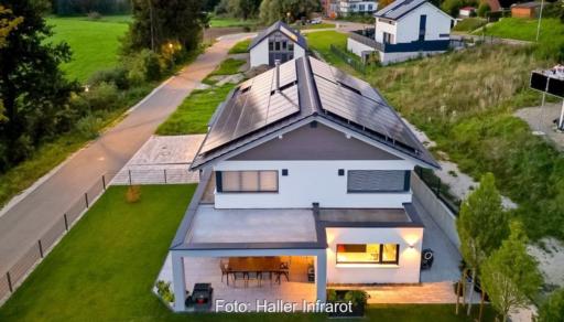 Ein Haus mit Photovoltaik und Infrarotheizgeräten, das Intersolar-Forum „Power-to-Heat“ beschäftigt sich mit Heizen und Warmwasser mit Photovoltaik.