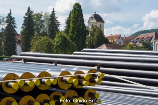 Symbolbild für kommunale Wärmeplanung: Fernwärmerohre warten im Dorf Breitenholz am Schönbuch auf ihre Verlegung.