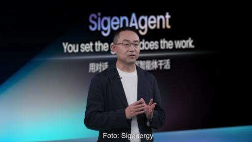 Tony Xu, Gründer und CEO von Sigenergy, bei der Vorstellung vom KI-Agent SigenAgent für Photovoltaik-Anlagen und Batteriespeicher.