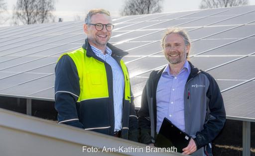 Edeka-Energiemanager Steve Tobien und Christoph Graf (technischer Leiter bei PV² Energie) stehen im Solarpark von Edeka Nord in Valluhn.