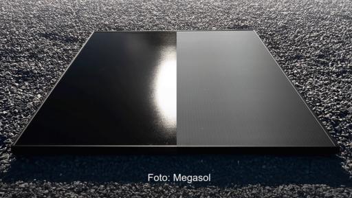 Im Bild zwei Solarmodule nebeneinander, eines ist das blendarme von Megasol, das andere ein konventionelles.