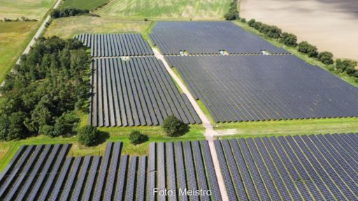 Luftbild von einer Freiflächensolaranlage