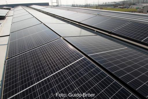 Photovoltaikanlage auf einem Hallendach - Symbolbild für Solarpaket I