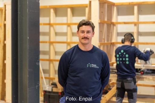 Enpal-Schulungsleiter Paul Hauer vor einer Trainingsstation für PV-Fachkräfte.