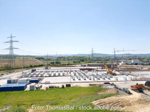 Batteriespeicherpark im Bau im Freien neben dem Stromübertragungsnetz.