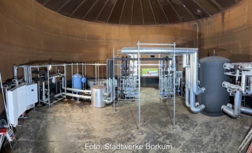 Ein runder Raum, darin eine Reihe von technischen Anlagen mit der Meerwasser-Wärmepumpe.