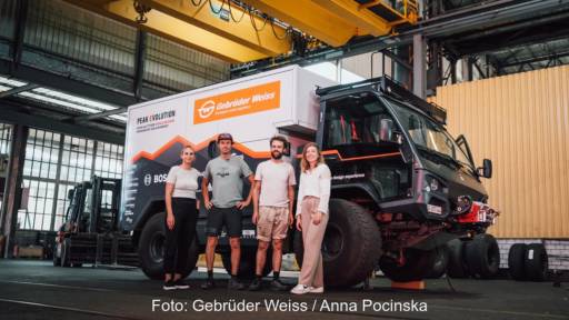 Im Bild der Solar-Lkw, im Vordergrund zwei der Entwickler und Firmenvertreter von Gebrüder Weiss.