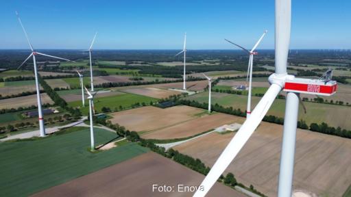 Windpark im norddeutschen Flachland.