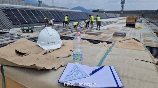 Ein großes Gewerbedach, auf dem eine Photovoltaik-Anlage installiert wird, Panelclaw zeigt seine Photovoltaik-Montagesysteme auf der Intersolar 2026.