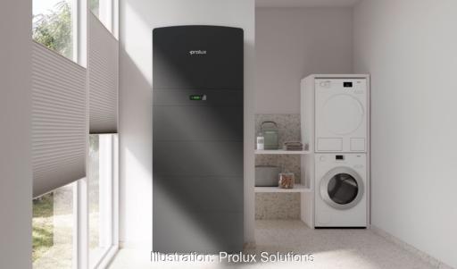 Der Batteriespeicher Storac LFP All-in-One neben einer Waschmaschine, Prolux stellt neues HEMS auf der Intersolar /ESS Eruope vor.