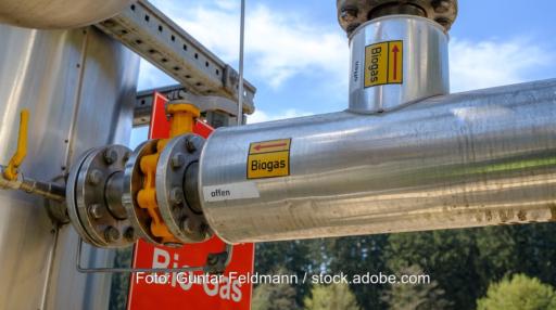 Rohre einer Biogasanlage mit der Aufschrift Biogas, die Ausschreibung für Biomasseanlagen am 1. April 2026 war unterzeichnet.